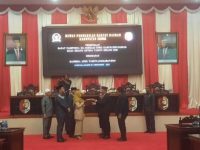 Bupati Fakfak Untung Tamsil menyerahkan materi sidang RAPBD tahun 2024 kepada Ketua DPRD Kabupaten Fakfak, Siti Rahma Hegemur untuk di bahas dan ditetaokan,
