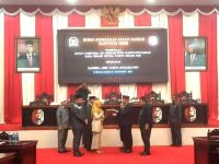 Bupati Fakfak Untung Tamsil menyerahkan materi sidang RAPBD tahun 2024 kepada Ketua DPRD Kabupaten Fakfak, Siti Rahma Hegemur untuk di bahas dan ditetapkan.-