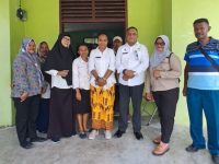 Fransina Versila Hindom Anggota Majelis Rakyat Papua Provinsi Papua Barat (MRPB) periode 2023-2028 foto bersama Kepala Distrik Fakfak Tengah Kabupaten Fakfak,