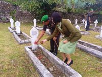 Danrem 182/JO Kolonel Inf Hartono SIp.M.M memimpin Upacara Ziarah Rombongan ke Taman Makam Pahlawan Lembah Onim Kabupaten Fakfak, Papua Barat, Kamis 14 Desember 2023 (Penrem 182/JO).
