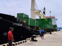 KM Titanium Sandar di Pelabuhan Fakfak Membawa 4.085 Ton Bapokting untuk Nataru