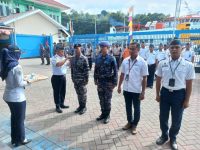 Kepala Kantor Kesyahbandaran dan Otoritas Pelabuhan (KSOP) Fakfak, Anggiat P. Marpaung, S.E memasang tanda peserta Posko.