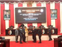 Ketua DPRD Fakfak Siti Rahma Hegemur menerima materi RAPBD TA 2023 dari Bupati Fakfak Untung Tamsil,