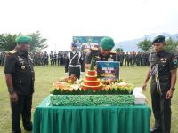 Pangdam XVIII Kasuari Mayjen TNI Ilyas Alamsyah, S.E., M.Tr.(Han)., CGCAE memotong tumpeng Peingati Hari Juang TNI AD ke 78 tahun 2023.-