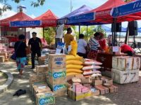 Pasar murah yang digelar para pedagang grosir di Fakfak di arel Taman Satu Tungku Tiga Batu