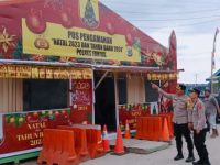 Wakapolres Fakfak Kompol Indro Rizkiadi, S.IK memantau langsung pembanguna pos pengamanan Natal 2023 dan Tahun Baru 2024,